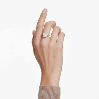 Stilla cocktail ring
Square cut, White, Gold-tone plated